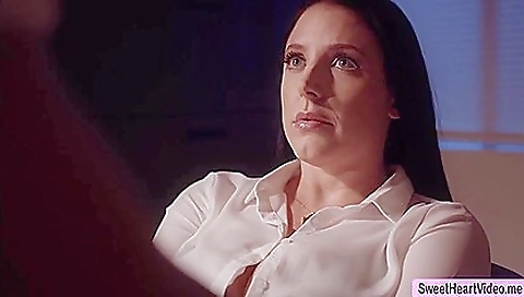 Sexy brunette take tootsiesd in the woods