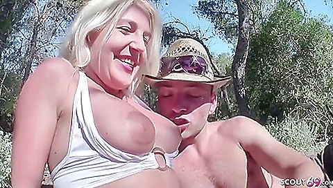 Sexy blonde gets a creampie for her face